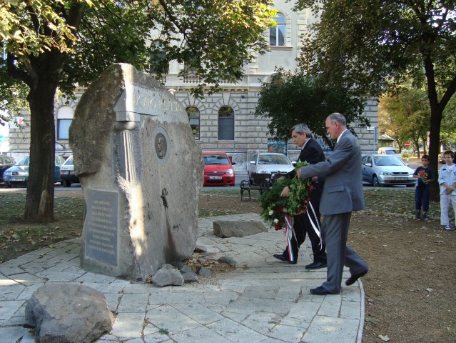 Benedek Elek emlékkút koszorúzása